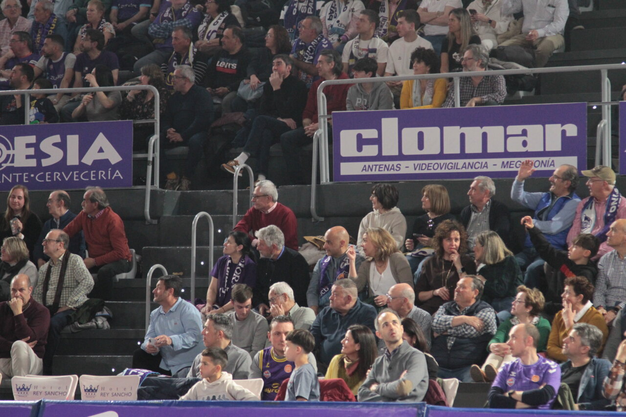 Aficionados en las gradas durante el partido de baloncesto en Palencia