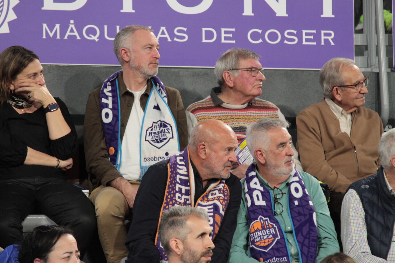 Aficionados en las gradas durante un partido de baloncesto.