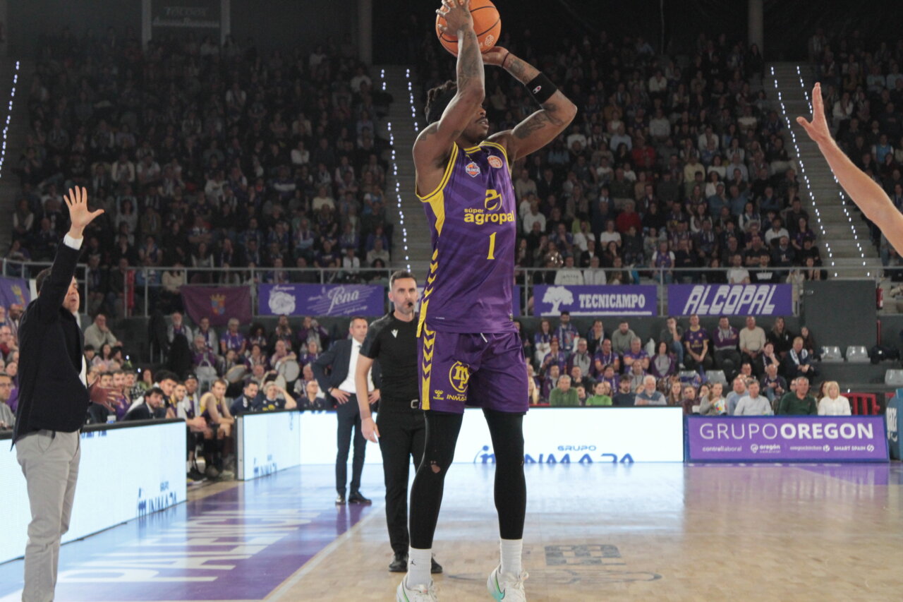 Jugador del Súper Agropal Palencia lanzando a canasta en un partido
