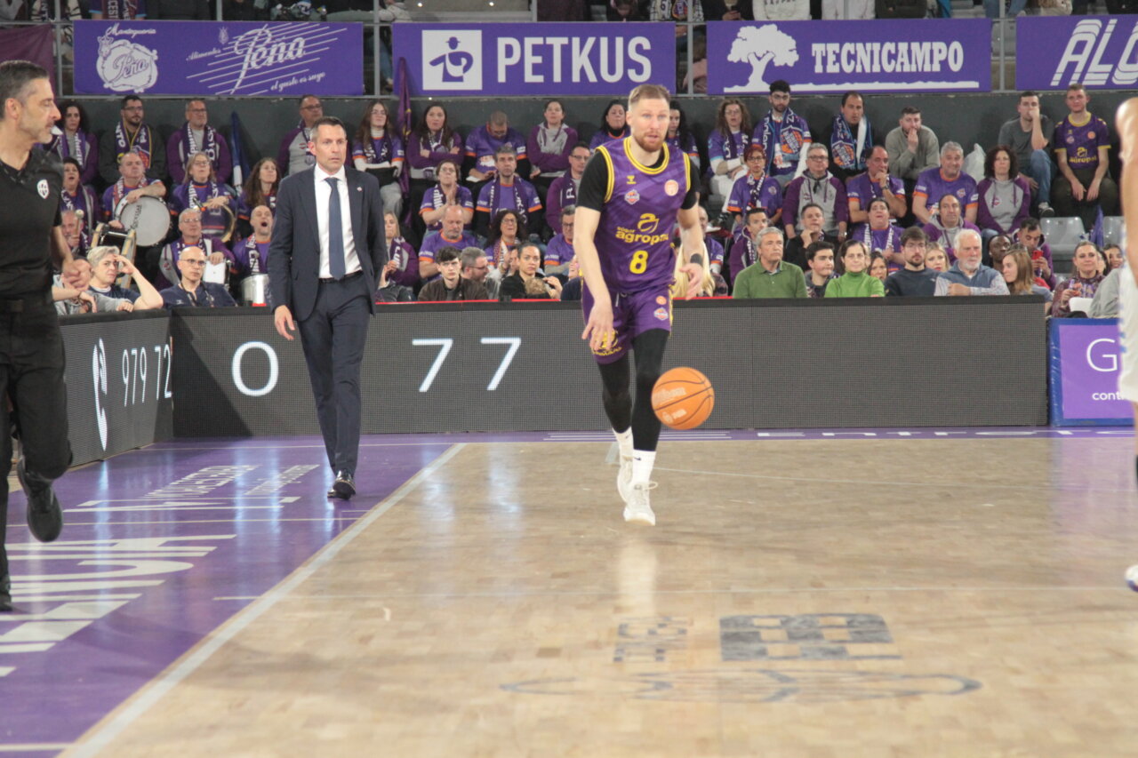 Jugador del Súper Agropal Palencia en un partido de baloncesto