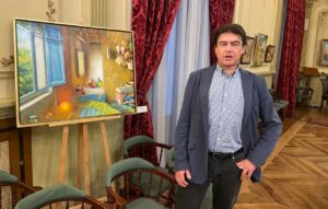 Pintor Luis Javier Meneses junto a su obra en el Casino de Palencia