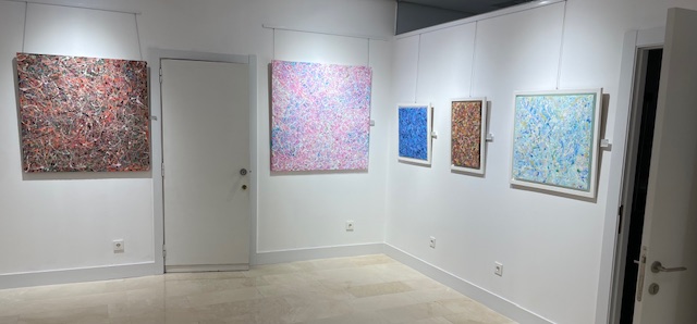 Obras abstractas de Juan Pedro López en el Ateneo de Palencia.