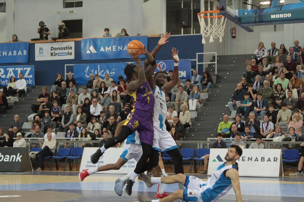 Jugadores de baloncesto en acción durante un partido emocionante.