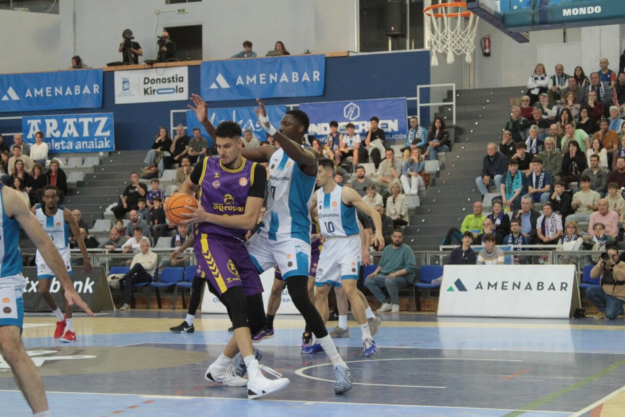 Jugadores de baloncesto en un partido entre Gipuzkoa y Palencia