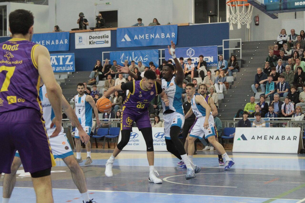 Jugadores de baloncesto en acción durante un partido entre Palencia y Gipuzkoa.