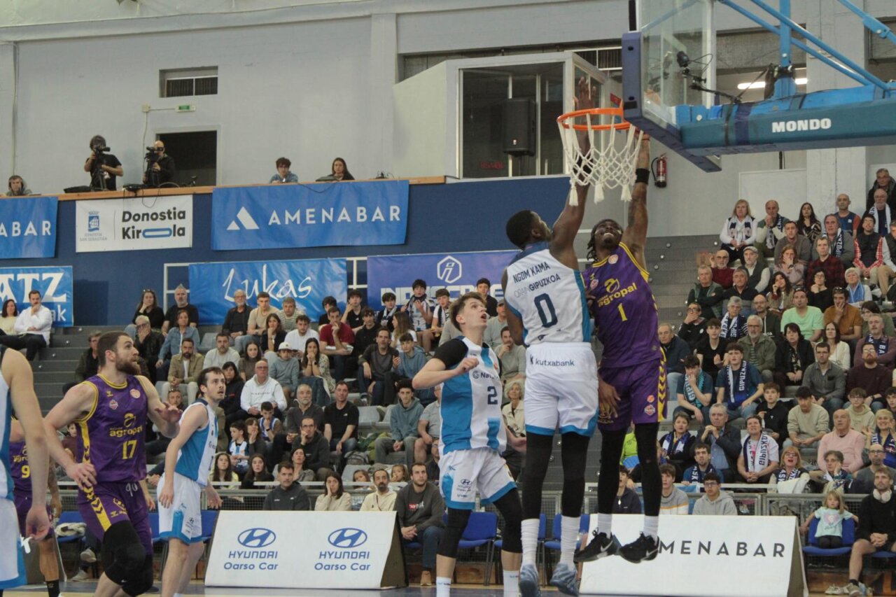 Jugadores de baloncesto en acción durante un partido en Gipuzkoa
