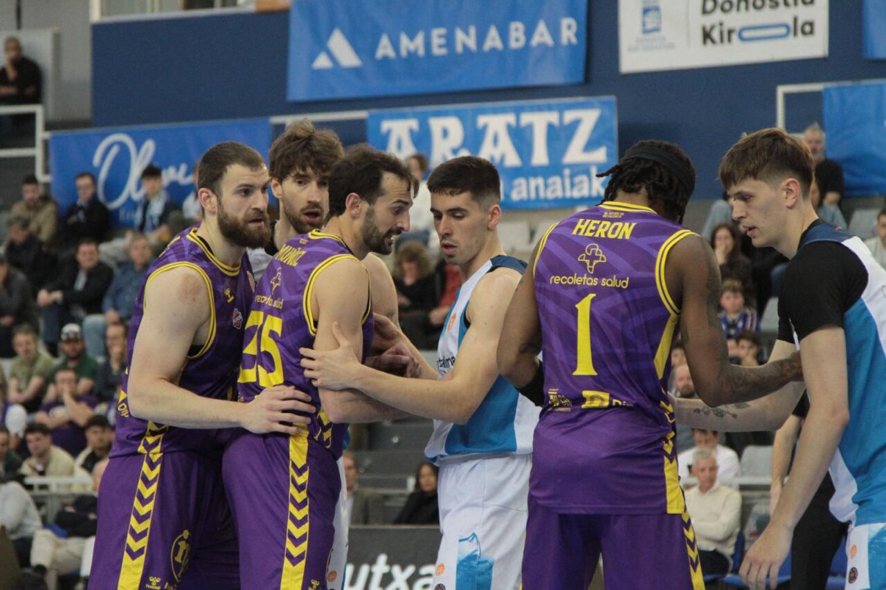 Jugadores de baloncesto en un partido disputado en Gipuzkoa