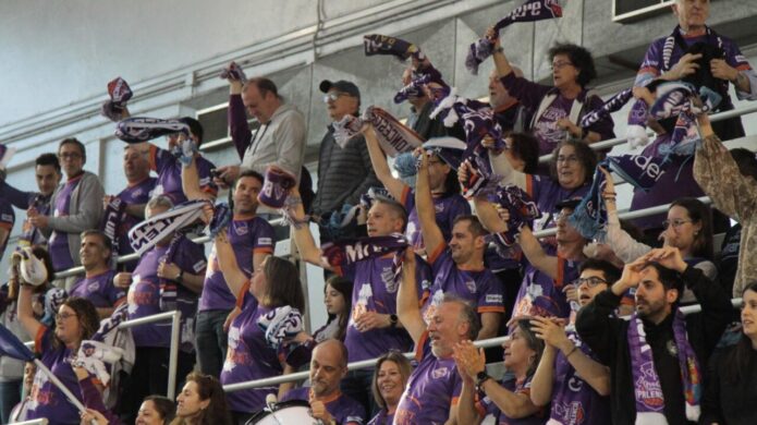 Aficionados del equipo de baloncesto de Palencia animando en el Gasca.