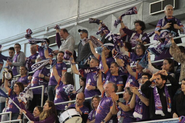 Aficionados del equipo de baloncesto de Palencia animando en el Gasca.