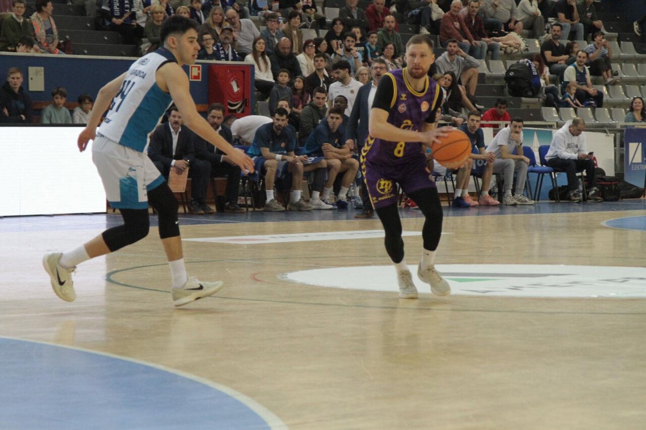 Jugador de baloncesto en acción durante un partido en Gipuzkoa.