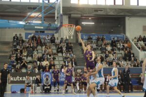 Jugador lanzando a canasta durante un partido de baloncesto en Gipuzkoa