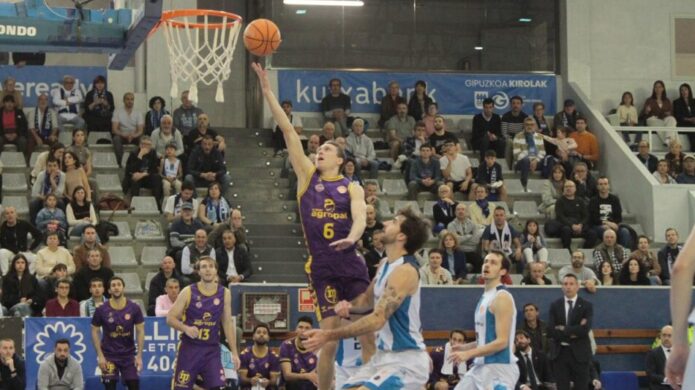 Jugador lanzando a canasta durante un partido de baloncesto en Gipuzkoa