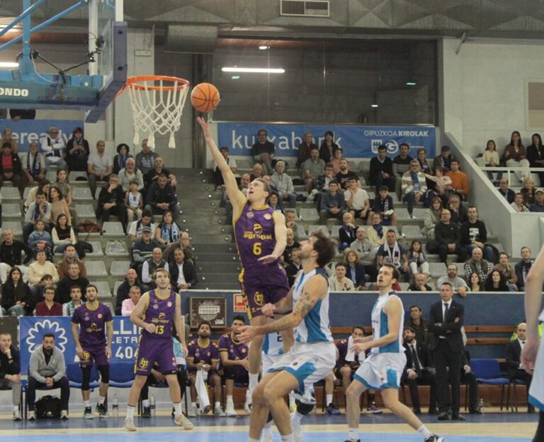 Jugador lanzando a canasta durante un partido de baloncesto en Gipuzkoa