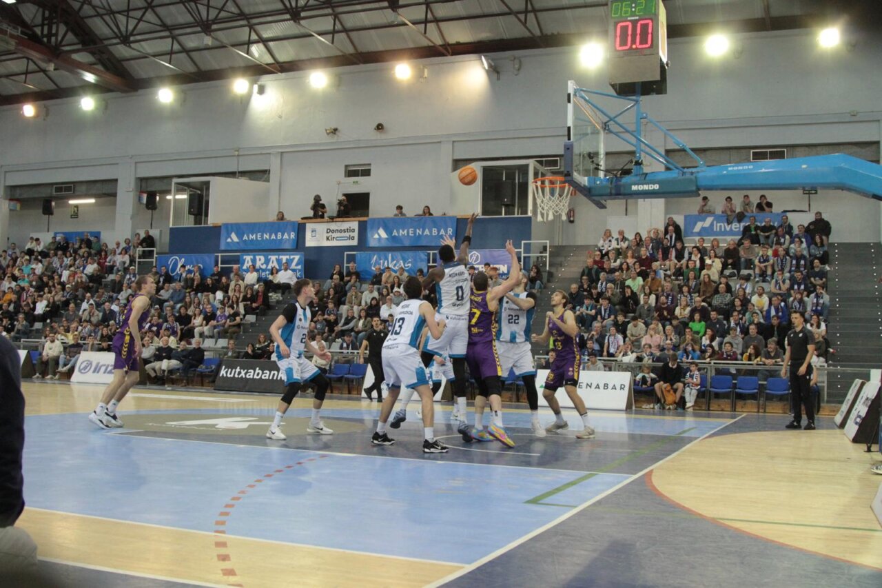 Jugadores de baloncesto en acción durante un partido en Gipuzkoa