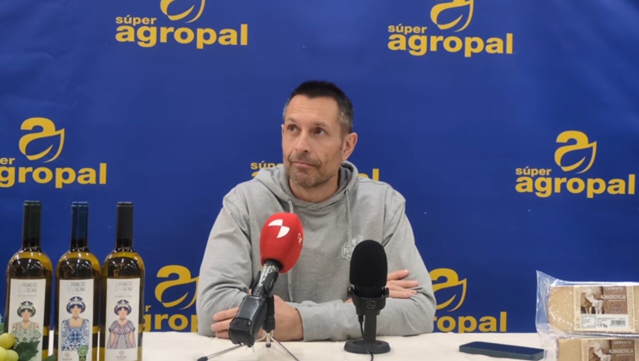 Entrenador del Súper Agropal Palencia en rueda de prensa