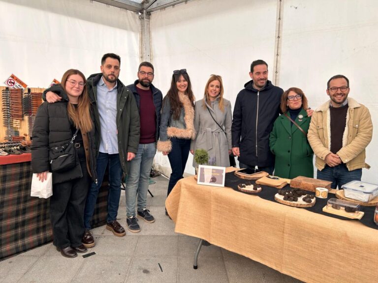 Grupo de personas en la Feria de la Trufa en Baltanás