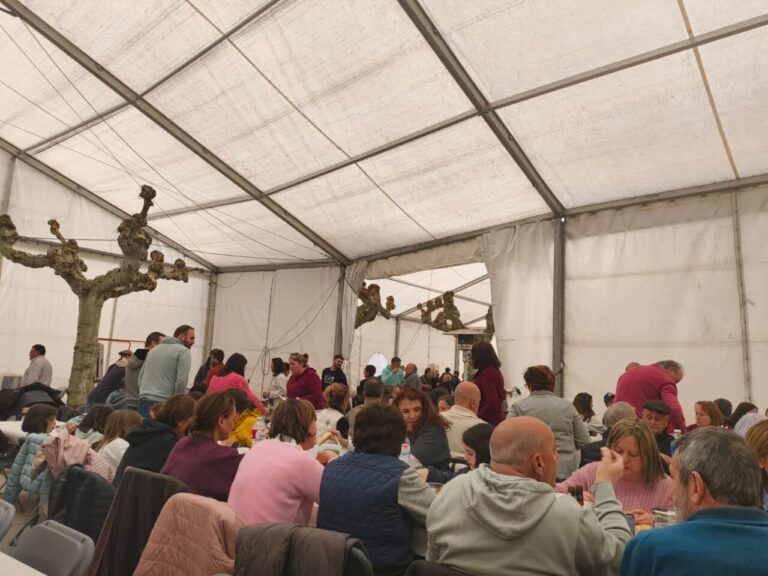 Celebración comunitaria en Villamediana durante la fiesta de Santo Tomás