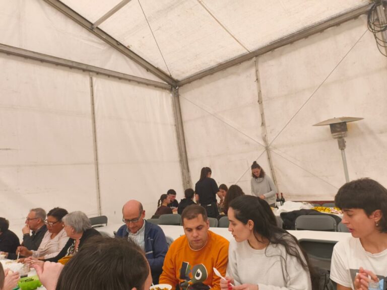 Celebración de la fiesta de Santo Tomás en Villamediana con comida popular.