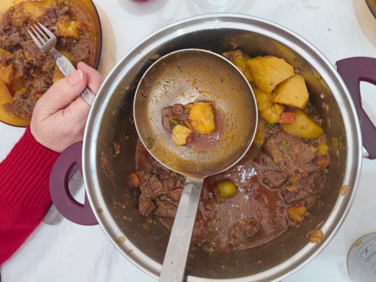 Plato de carne con patatas servido en la fiesta de Santo Tomás en Villamediana