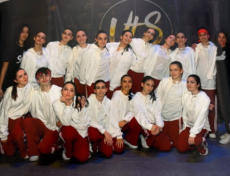 Grupo de bailarines de la Escuela de Danza Smile en una actuación