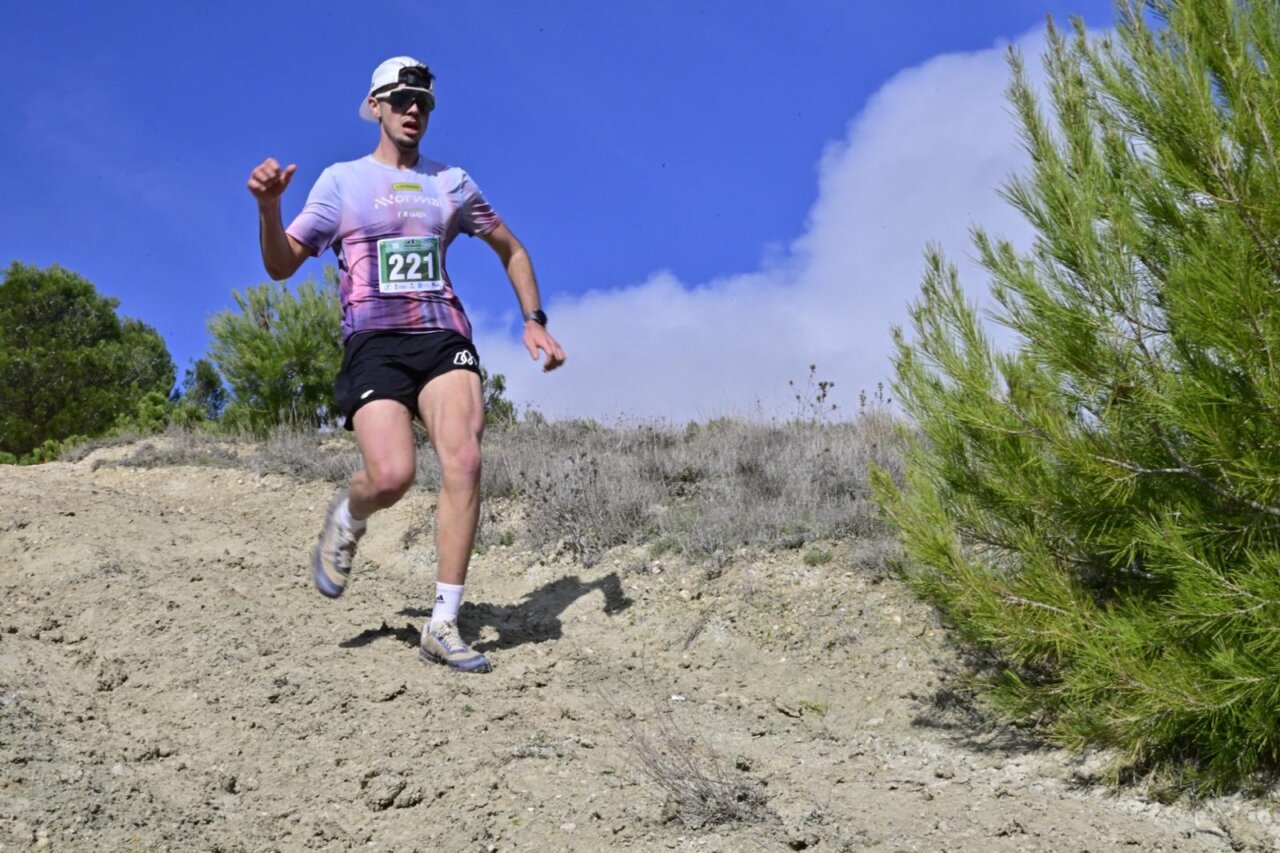 Corredor descendiendo en el Trail Vallejuelos en Villamuriel
