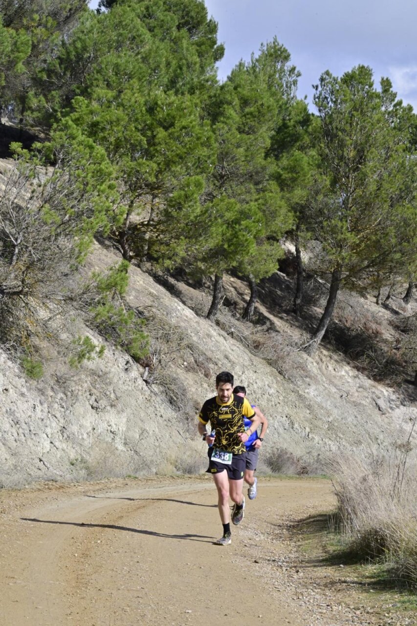 Corredores compitiendo en el Trail Vallejuelos en Villamuriel de Cerrato