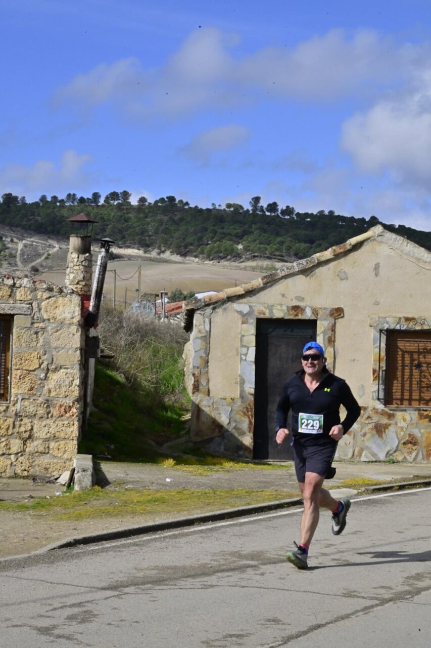 Corredor participando en el Trail Vallejuelos en Villamuriel de Cerrato