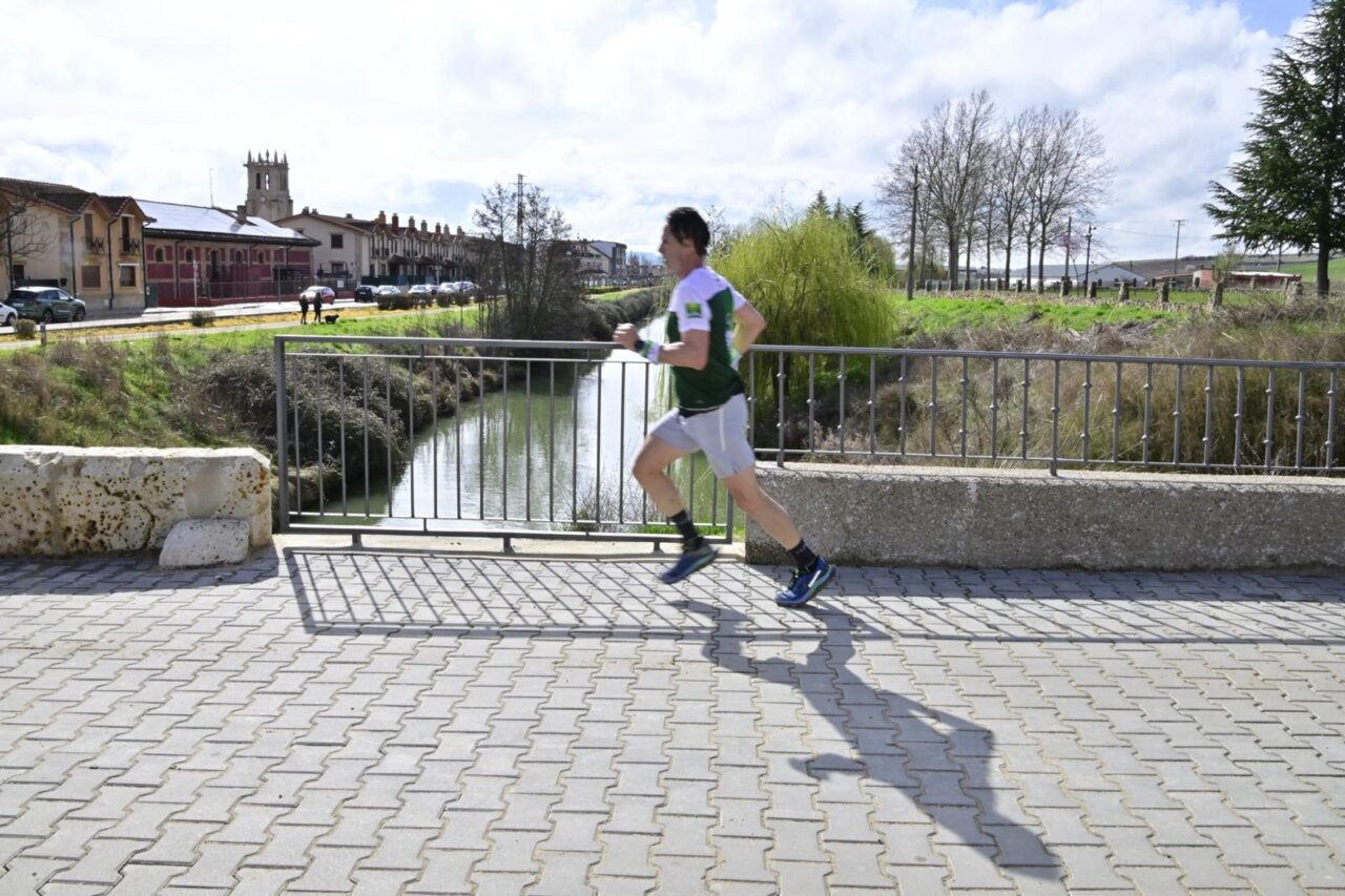 Corredor participando en el Trail Vallejuelos en Villamuriel de Cerrato.