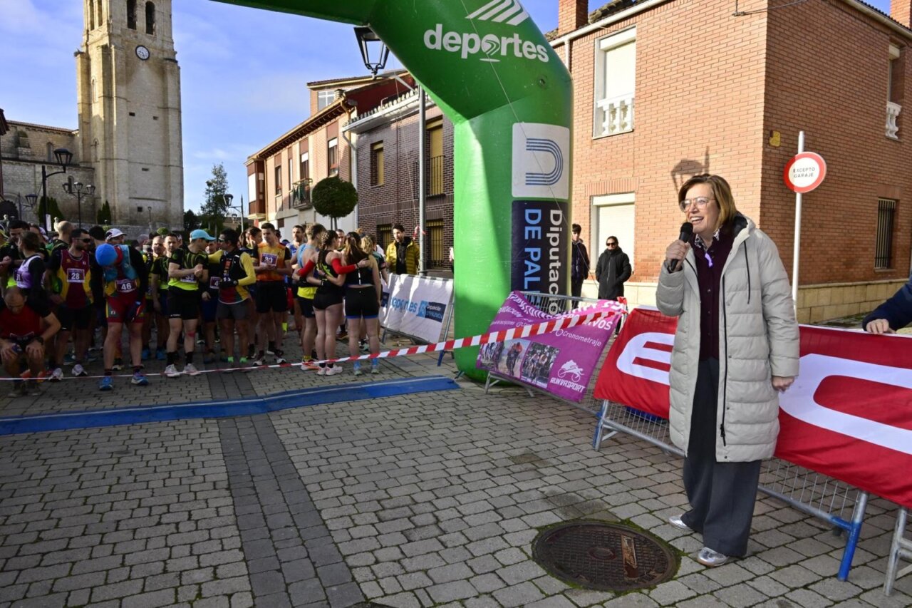 Inicio de la media maratón en Villamuriel de Cerrato con participantes listos.