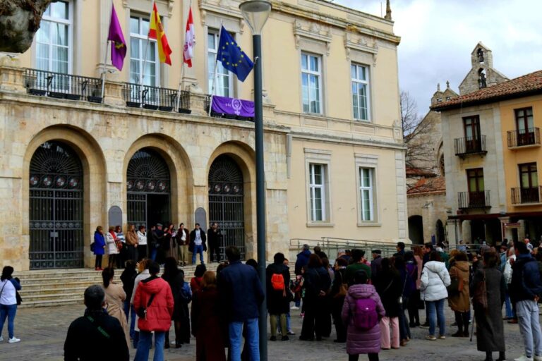 Manifestación del 8M en Palencia con personas reunidas frente al Ayuntamiento