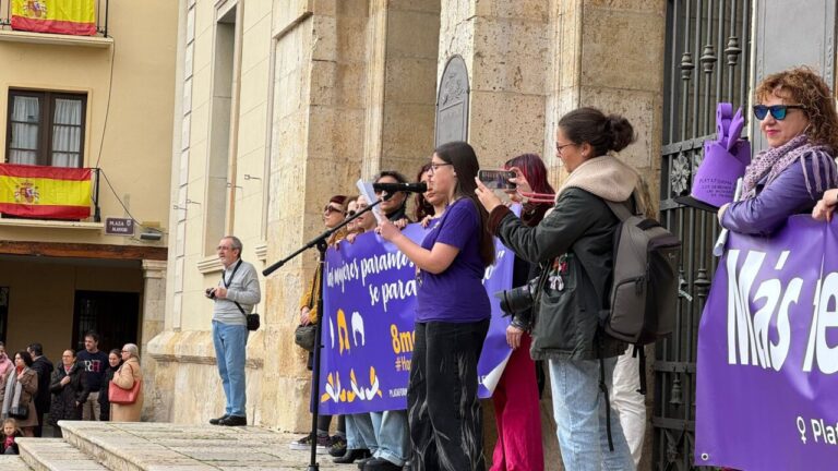Mujeres en manifestación del 8M en Palencia, reclamando igualdad y derechos.