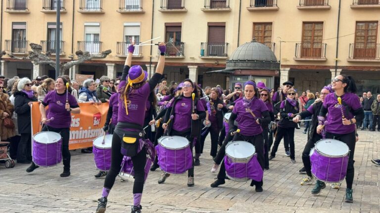 Grupo de mujeres tocando tambores en la manifestación del 8M en Palencia