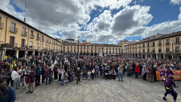 Multitud de personas en la Plaza Mayor de Palencia durante la manifestación del 8M.