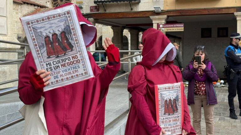 Personas en manifestación del 8M sosteniendo carteles sobre derechos de las mujeres