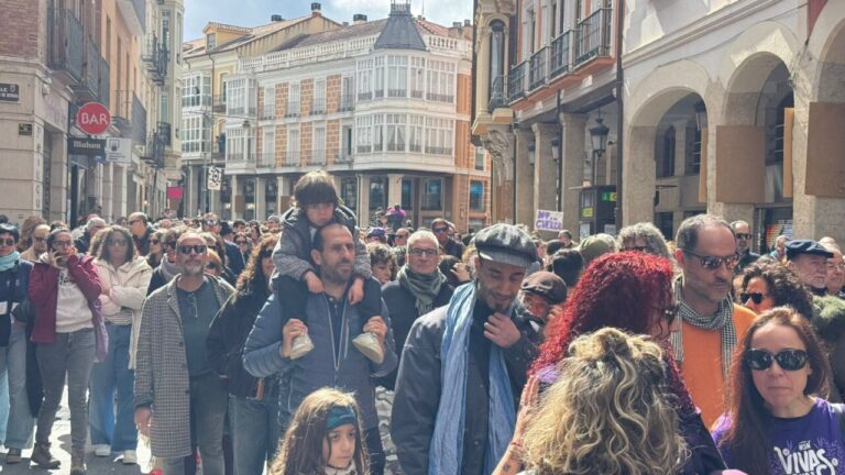 Multitud de personas en la manifestación del 8M en Palencia