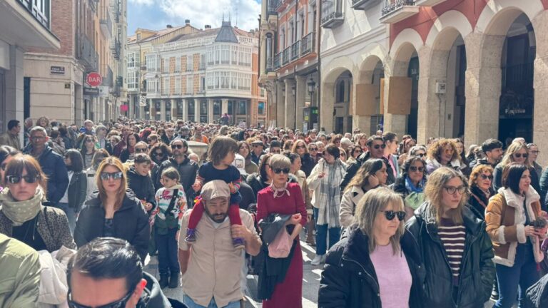 Multitud de personas en la manifestación del 8M en Palencia