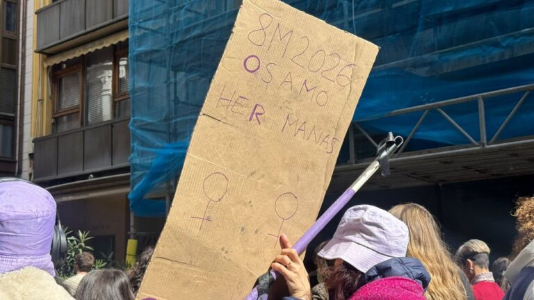 Persona sosteniendo un cartel en la manifestación del 8M en Palencia