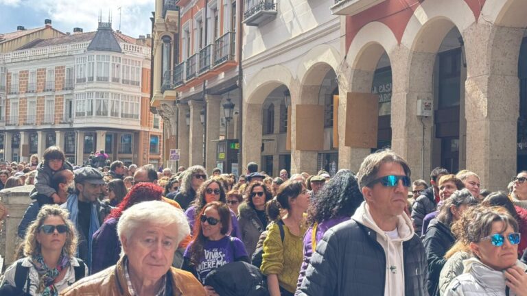 Multitud de personas en la manifestación del 8M en Palencia
