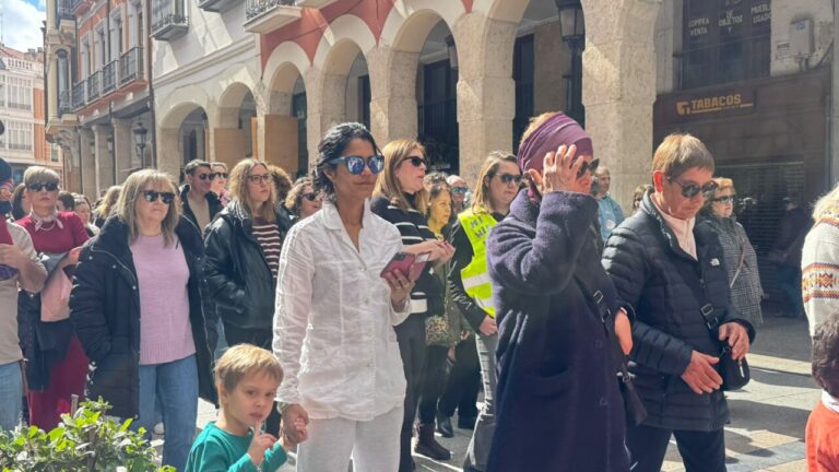 Cientos de personas marchando por la igualdad en Palencia durante el 8M.