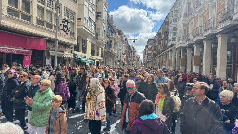 Multitud de personas en la manifestación del 8M en Palencia por la igualdad de derechos