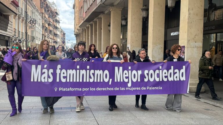 Grupo de mujeres marchando con un cartel por la igualdad en Palencia