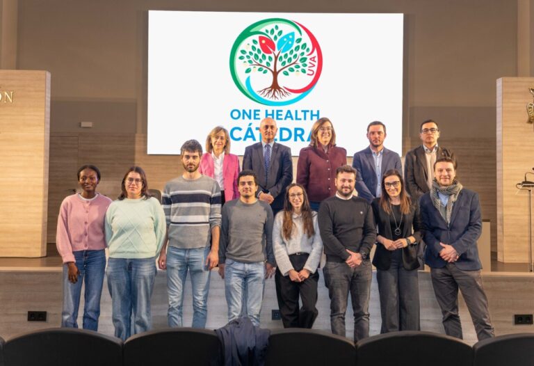 Grupo de personas en la presentación de la Cátedra One Health en Palencia