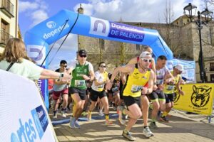 Corredores iniciando la carrera en el Palencia Trail Series en Dueñas.