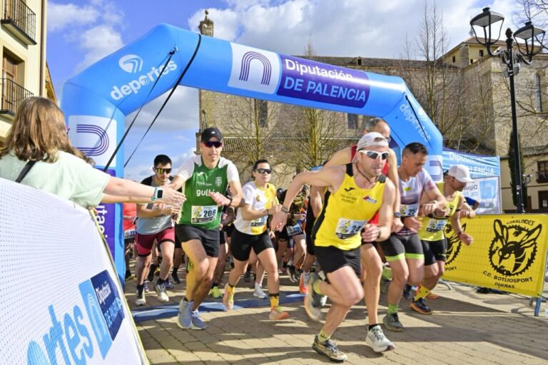 Corredores iniciando la carrera en el Palencia Trail Series en Dueñas.