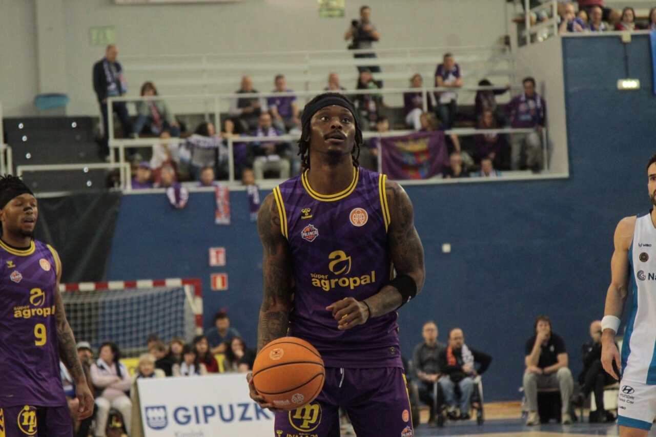 Jugador de baloncesto en acción durante un partido en el Gasca