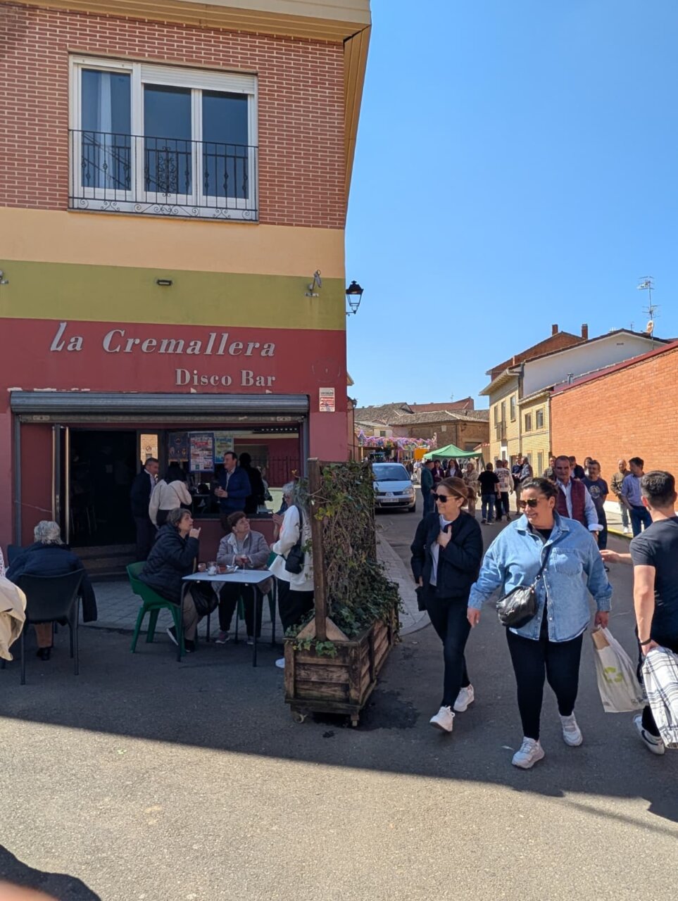 Gente disfrutando de la Feria de la Matanza en Villada