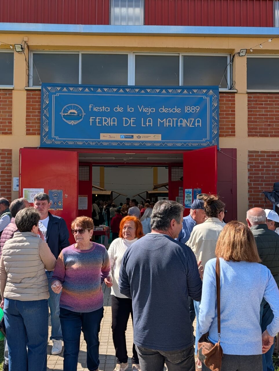 Entrada a la Feria de la Matanza en Villada con asistentes