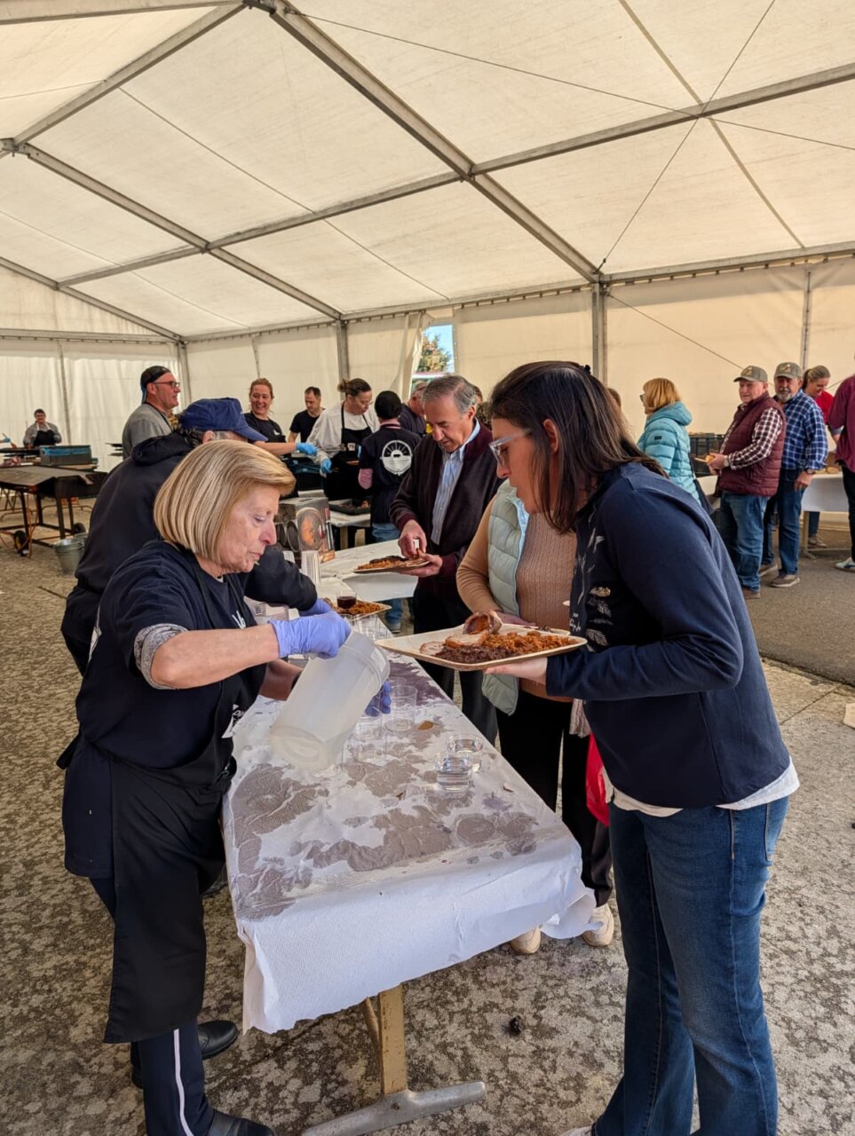 Personas disfrutando de la Feria de la Matanza en Villada