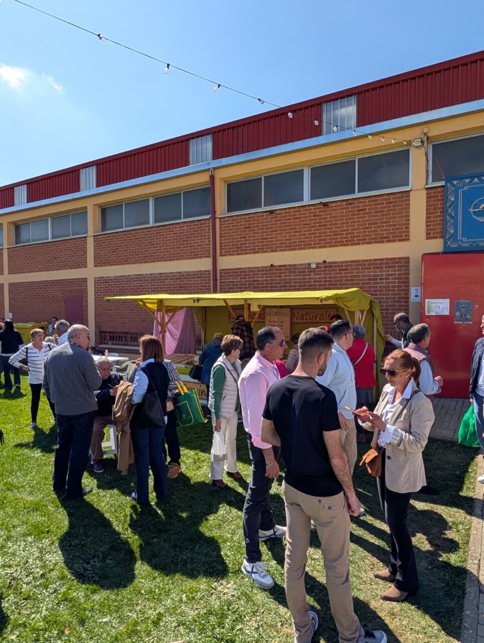 Personas interactuando en la Feria de la Matanza en Villada