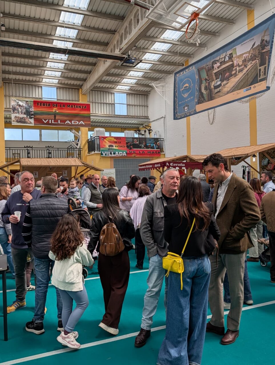 Personas disfrutando de la Feria de la Matanza en Villada